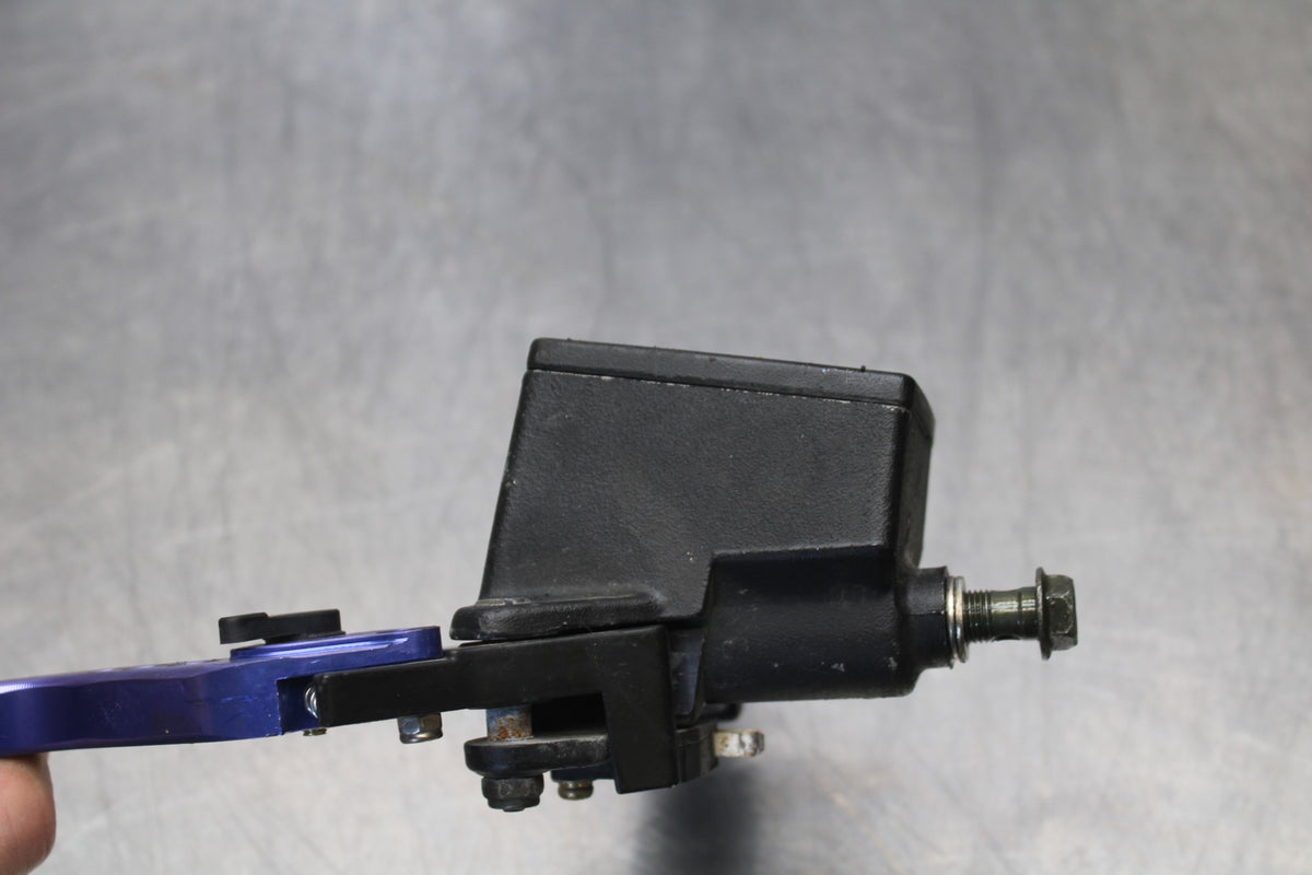 04-09 SUZUKI GS500F FRONT BRAKE MASTER CYLINDER w/ LEVER BB165