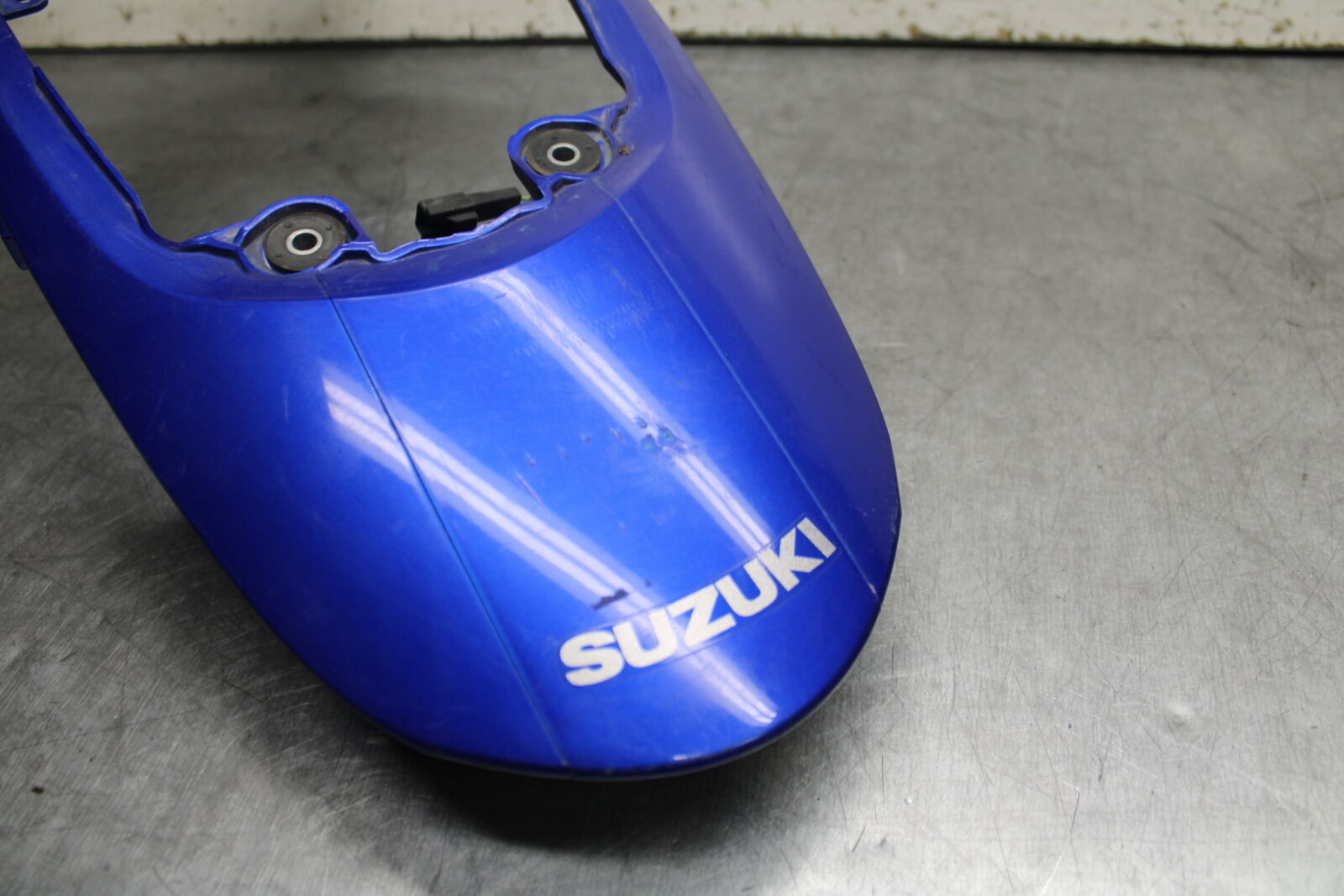 08-10 SUZUKI GSXR 600  CENTER REAR BACK TAIL FAIRING COWL BB101