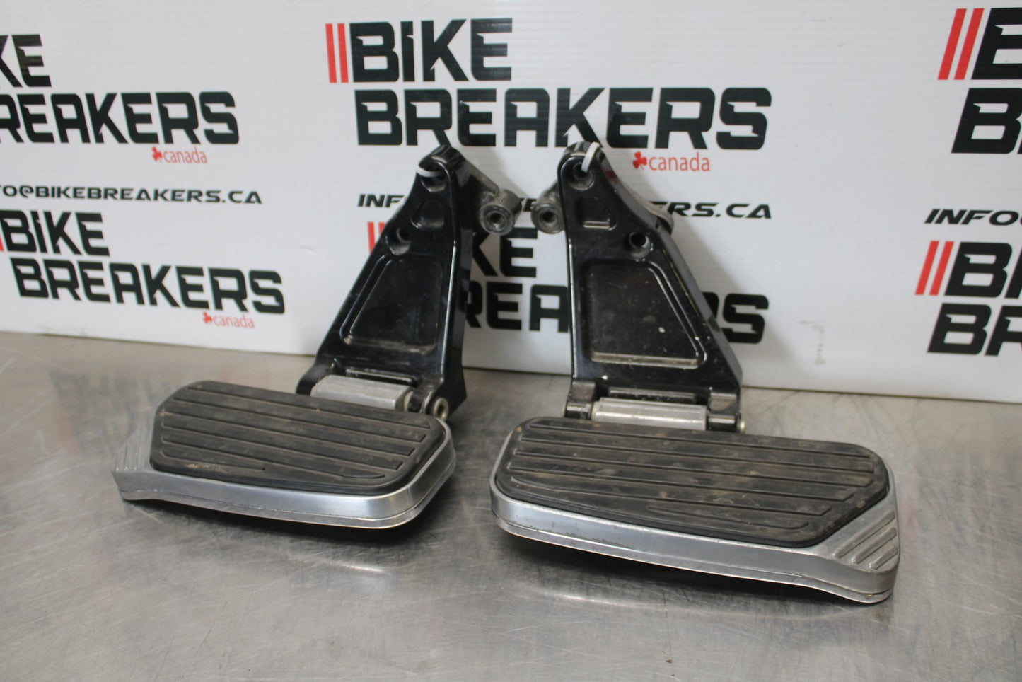 03-08 KAWASAKI VULCAN 1600 REAR PASSENGER FOOT STEP PEG SET PAIR BB196