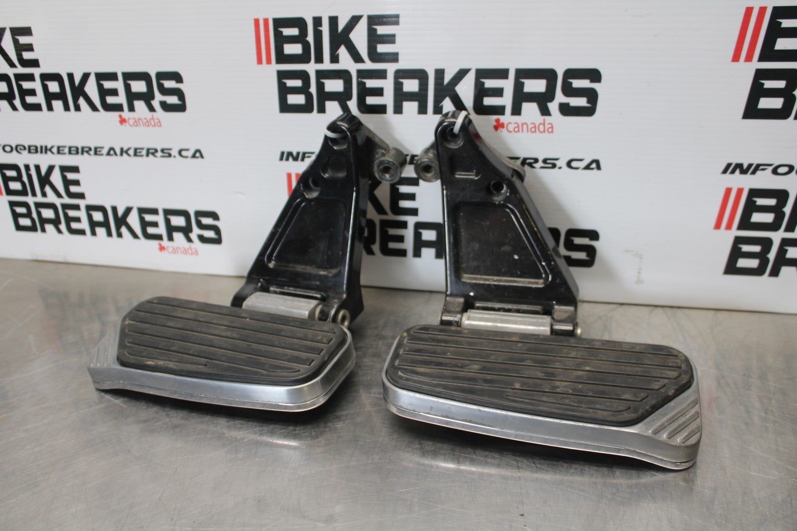 03-08 KAWASAKI VULCAN 1600 REAR PASSENGER FOOT STEP PEG SET PAIR BB196