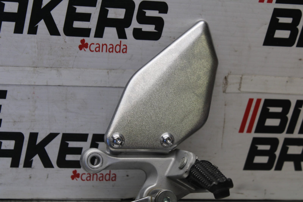 19-24 YAMAHA R3 LEFT REARSET REAR SET FOOT PEG W SHIFTER BB942