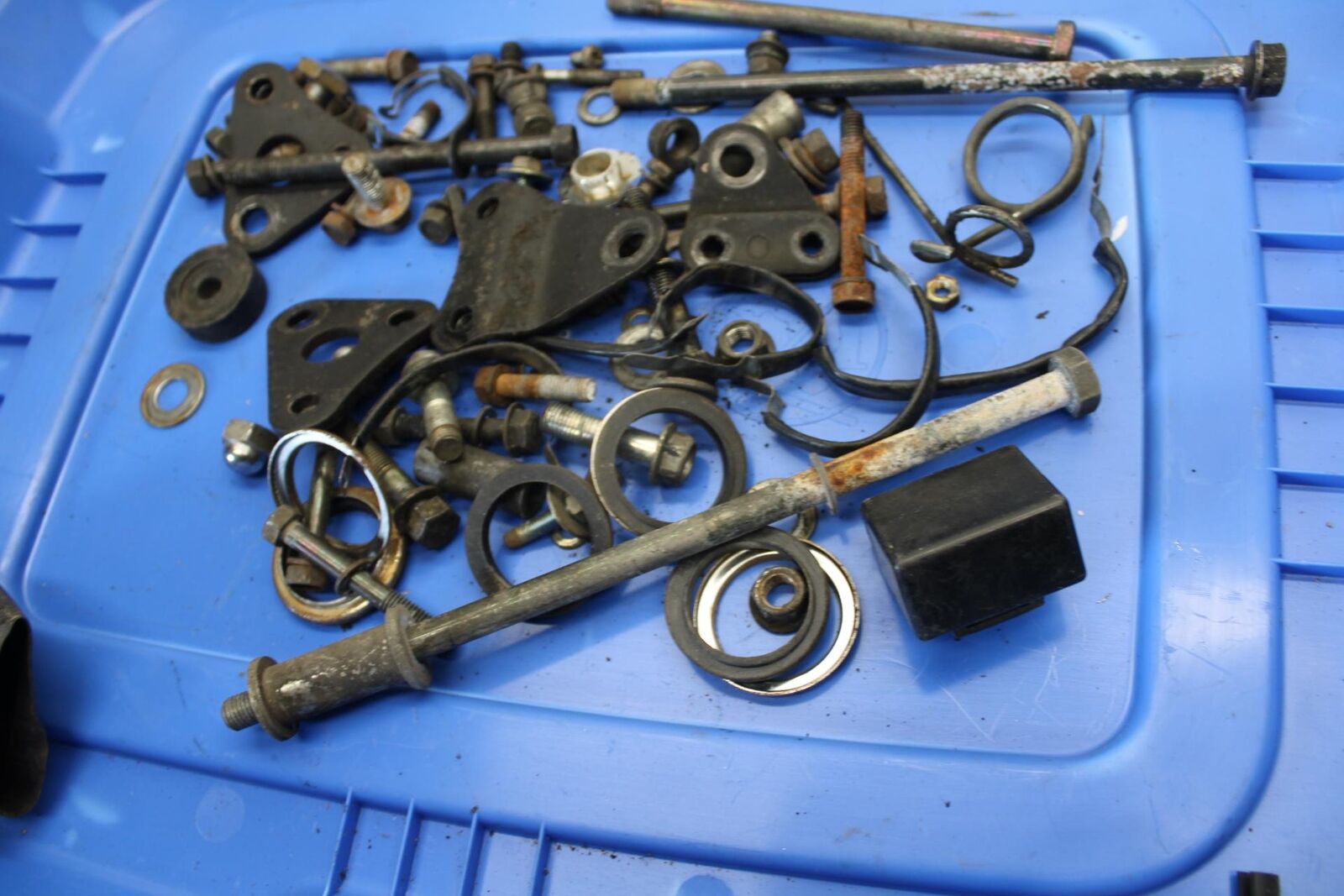 1982 Suzuki GS450L LEFTOVER MOUNTING BOLTS HARDWARE MOTOR SCREWS BB52