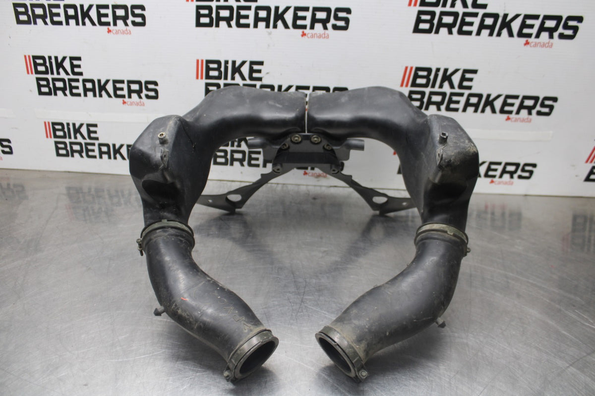 03-04 YAMAHA YZF R6 RIGHT LEFT AIR INTAKE DUCTS BB890