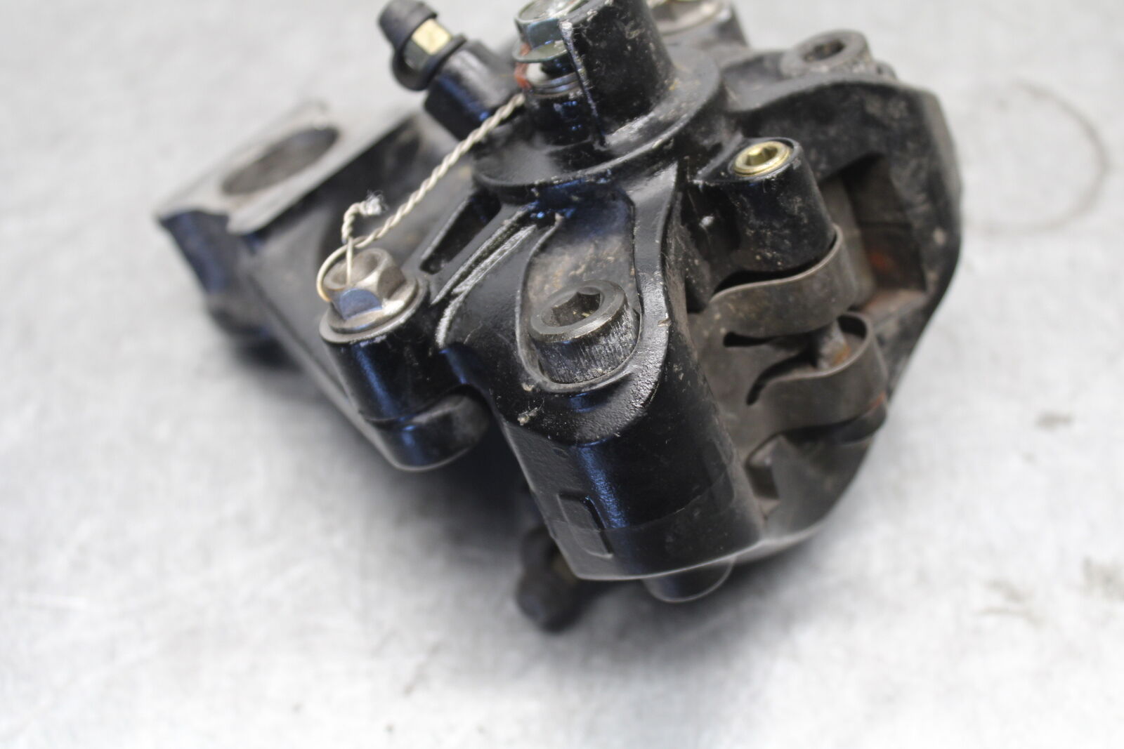 05-06 SUZUKI GSXR1000 REAR BACK BRAKE CALIPER W MOUNT BRACKET BB677