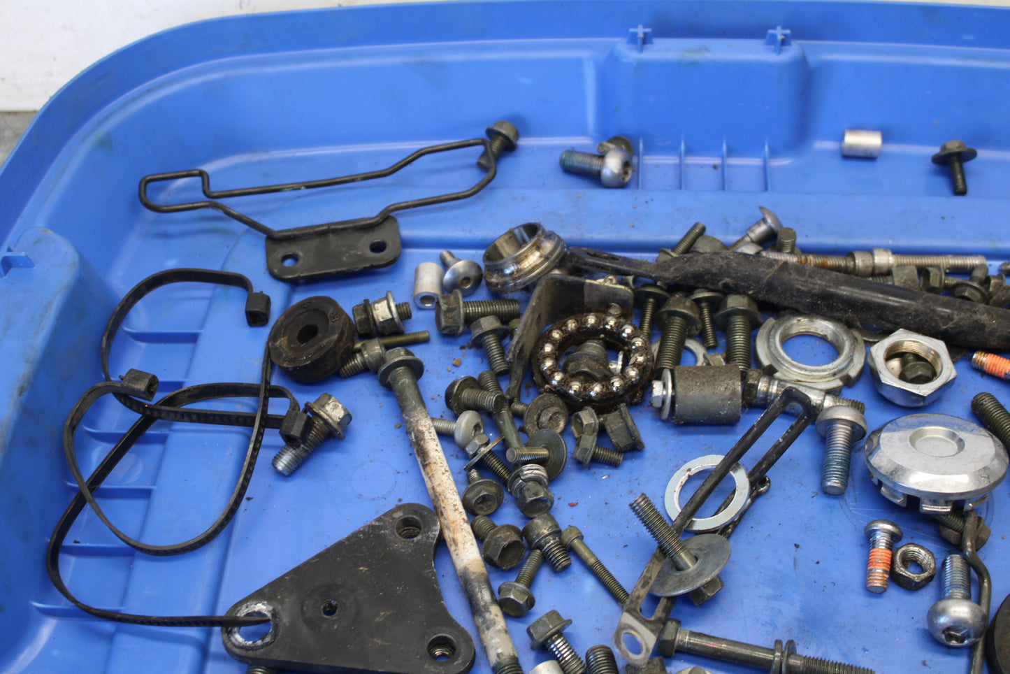 04 SUZUKI INTRUDER 800 MOUNTING BOLTS HARDWARE MOTOR SCREWS BB758
