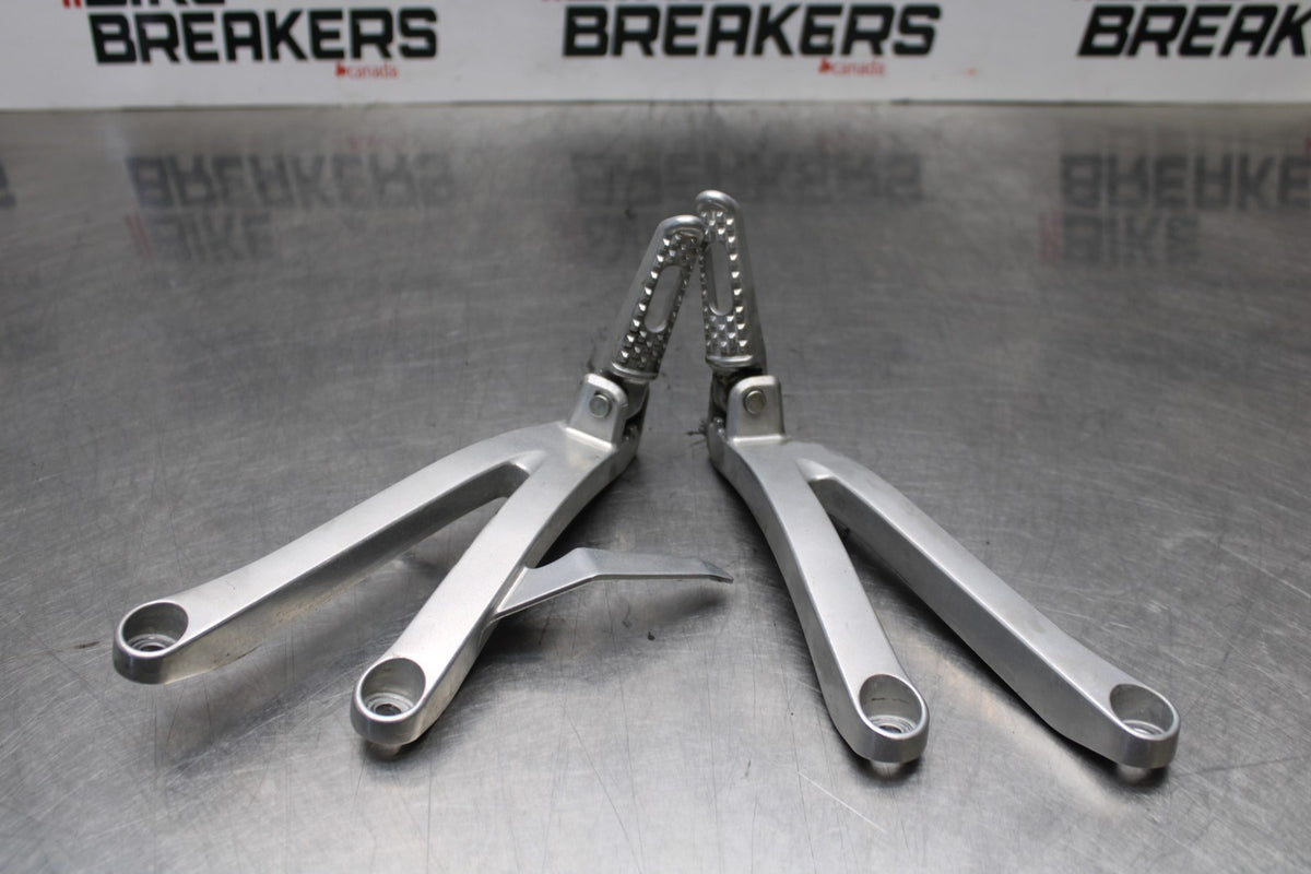 13-24 HONDA CBR600RR REAR BACK PASSENGER PEG SET PAIR BB772