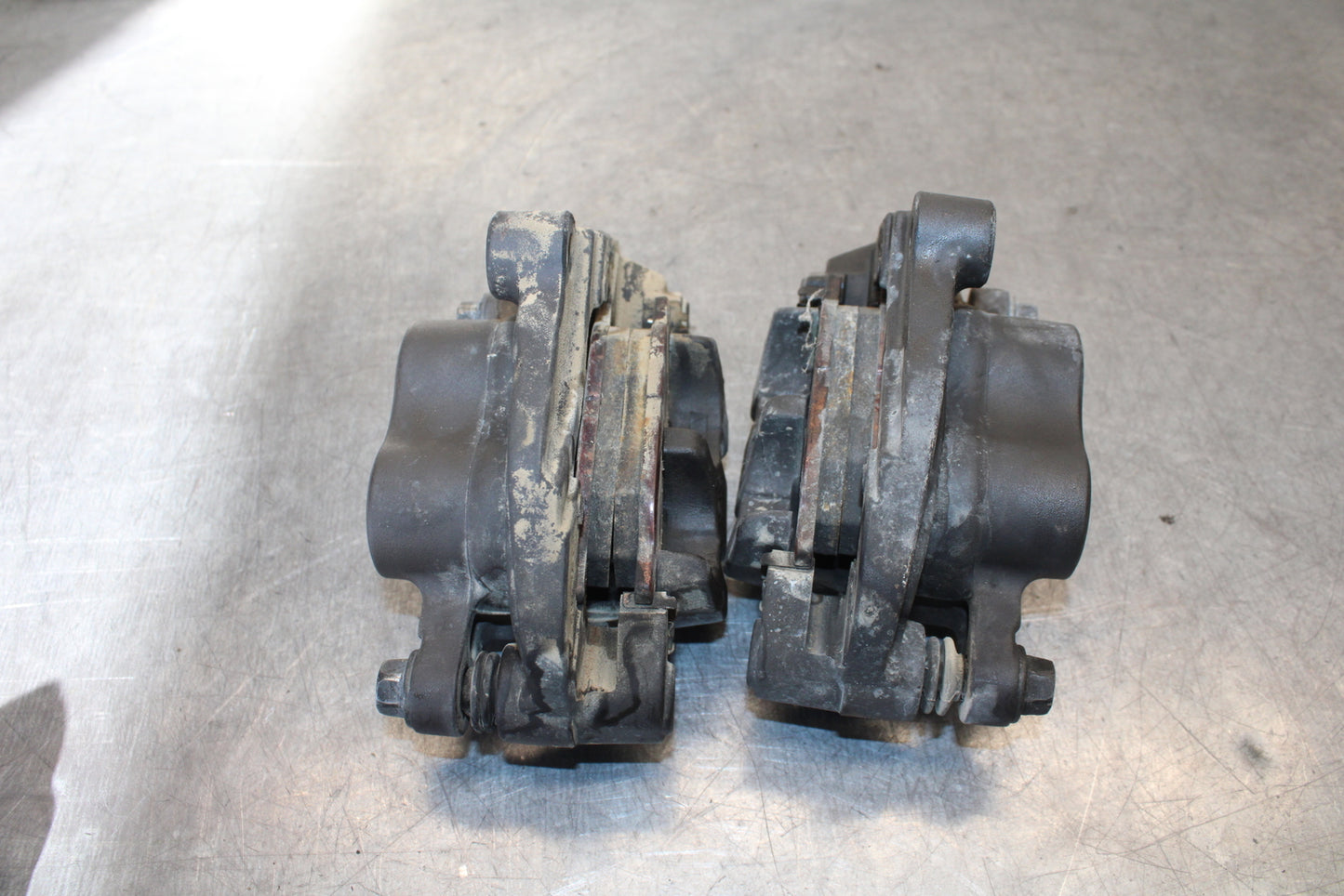 09-15 YAMAHA FZ6R RIGHT LEFT FRONT BRAKE CALIPER SET PAIR CALIPERS BB686