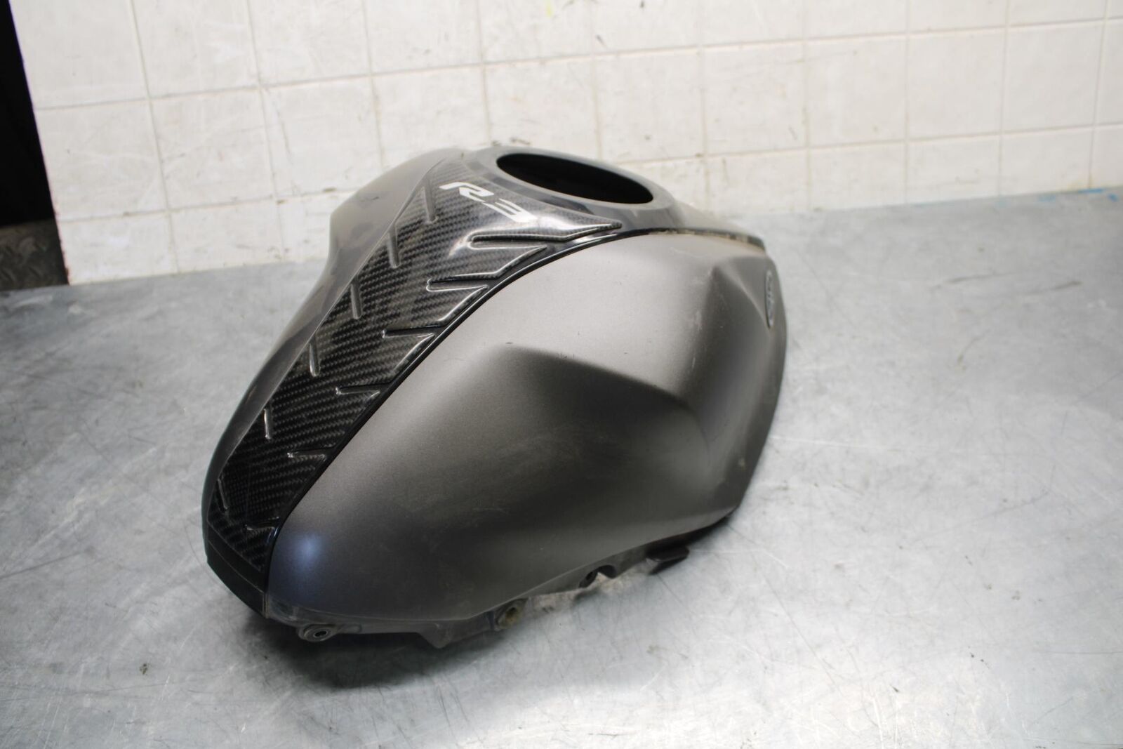 2015 Yamaha YZF R3 GAS TANK FUEL CELL COVER FAIRING COWL 1WD-F4129-00-P1 BB526