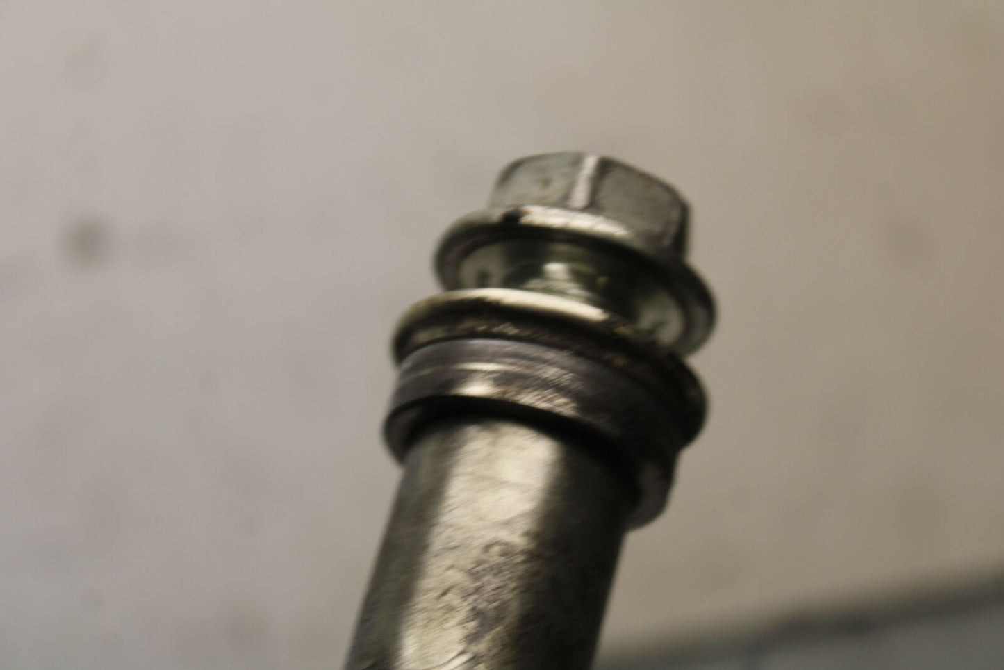 05-06 SUZUKI GSXR1000 FRONT WHEEL RIM AXLE PIVOT BOLT 54711-41G00 BB663