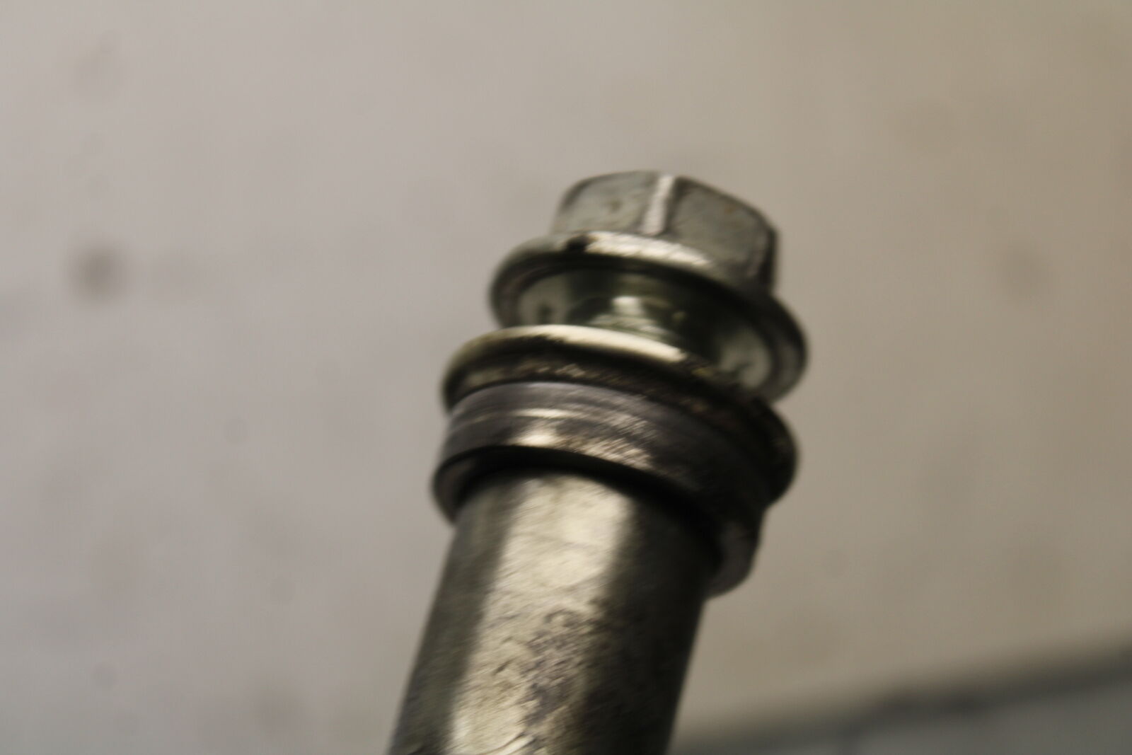 05-06 SUZUKI GSXR1000 FRONT WHEEL RIM AXLE PIVOT BOLT 54711-41G00 BB663