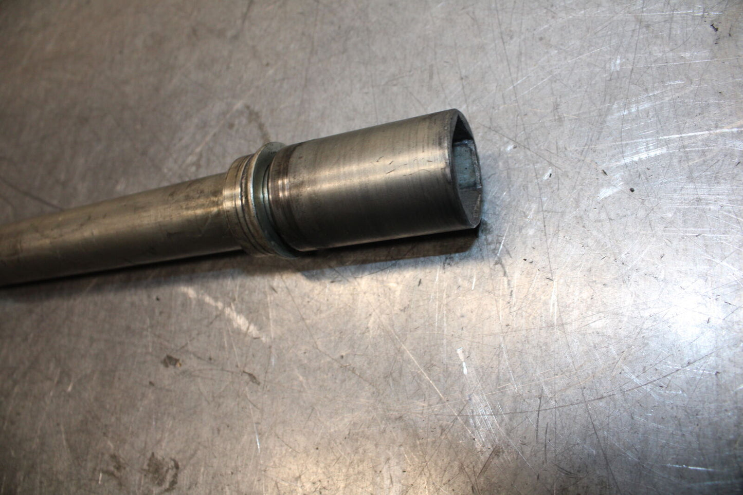 05-06 SUZUKI GSXR1000 FRONT WHEEL RIM AXLE PIVOT BOLT 54711-41G00 BB677