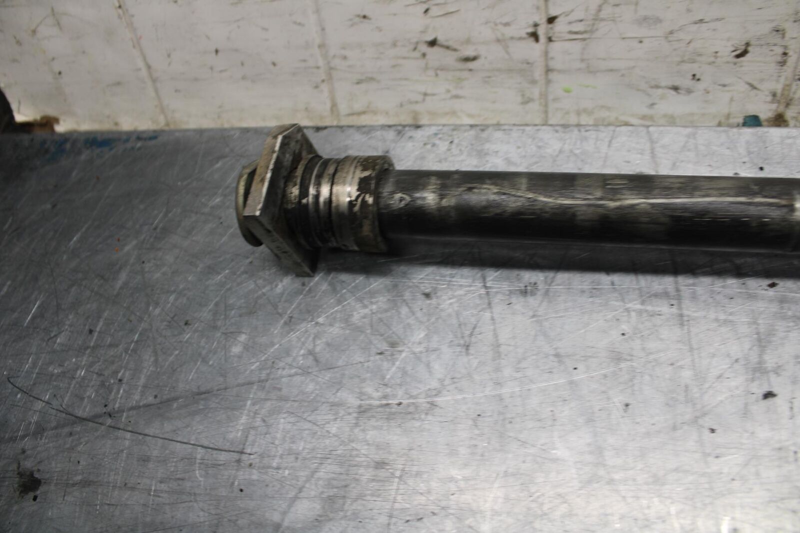 08-10 SUZUKI GSXR750 REAR AXLE BACK WHEEL RIM PIVOT BOLT AXEL 64711-49G00 bb476