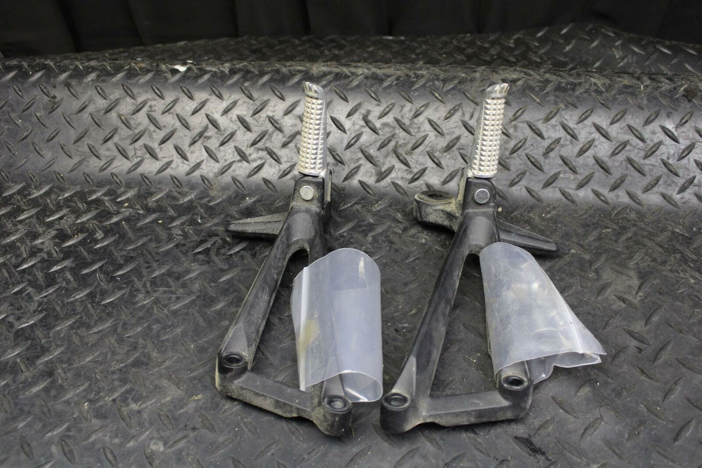 19 YAMAHA YZF R3 REAR BACK PASSENGER PEG SET PAIR BB177