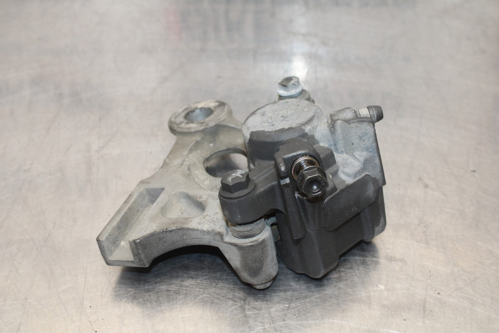 01-06 HONDA CBR600F4I REAR BACK BRAKE CALIPER W MOUNT BRACKET BB185