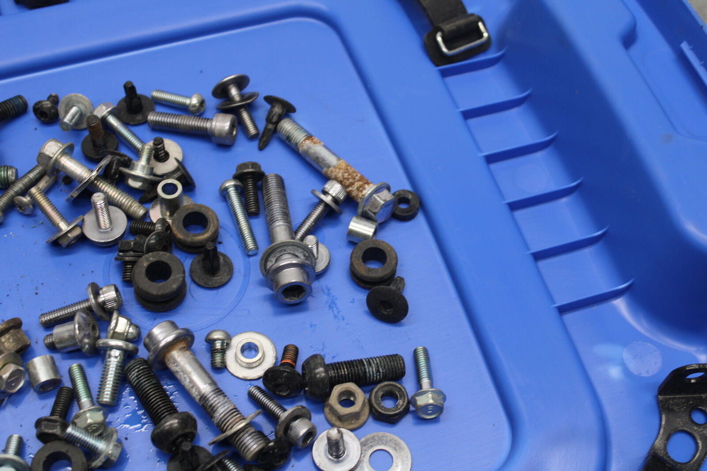 14-17 YAMAHA FZ09 MOUNTING BOLTS HARDWARE MOTOR SCREWS BB111