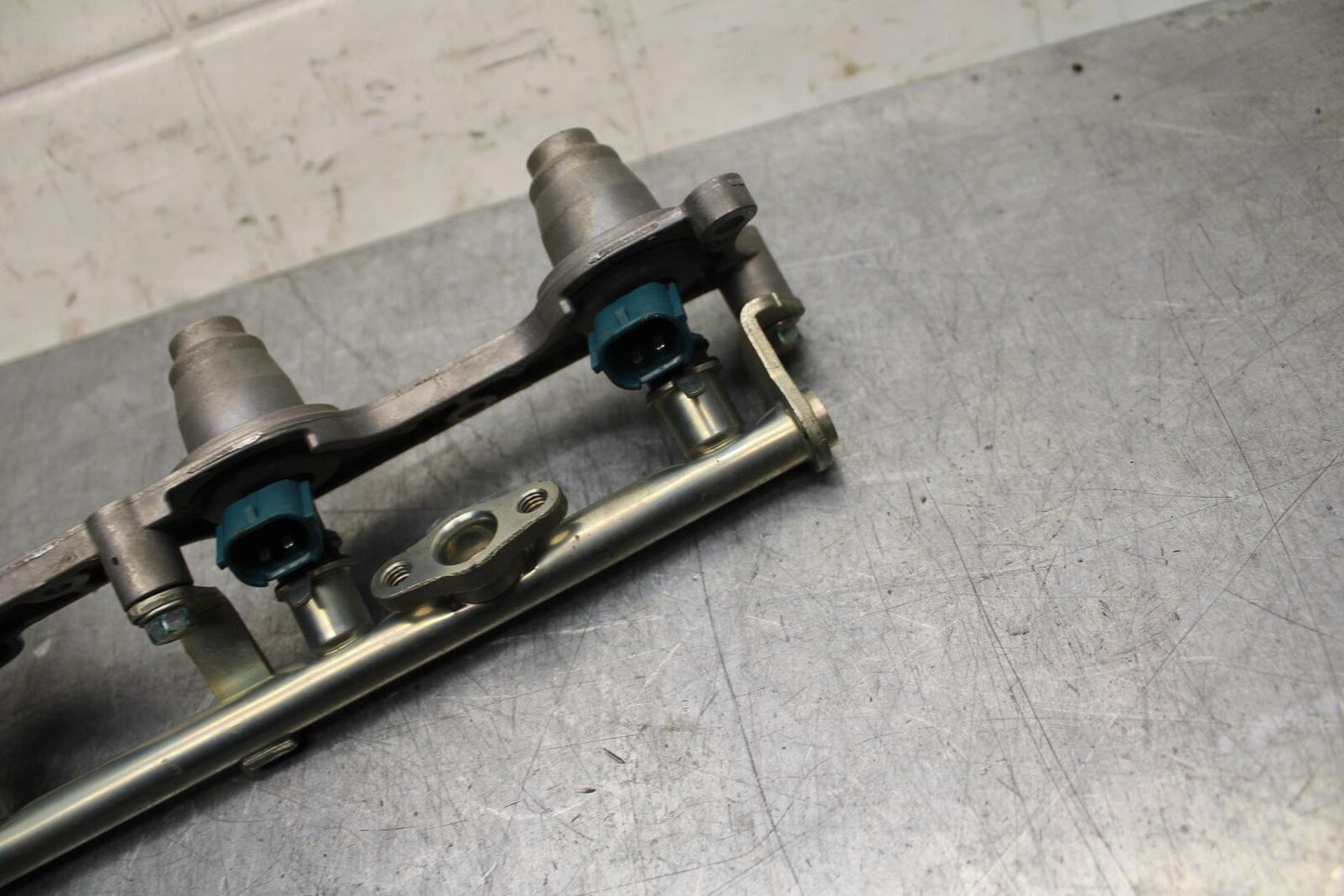 06-07 HONDA CBR1000RR SECONDARY FUEL INJECTORS TOP AIRBOX GAS RAIL BB75
