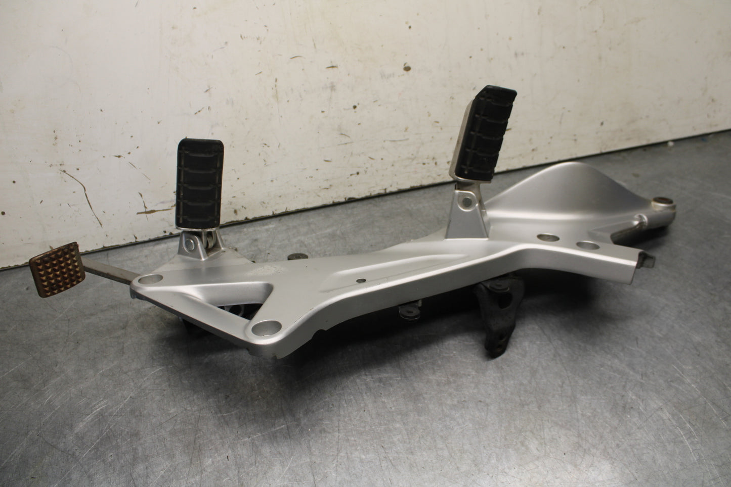 04-12 HONDA ST1300A RIGHT FRONT FOOT REST PEG STEP MOUNT BRACKET BB669