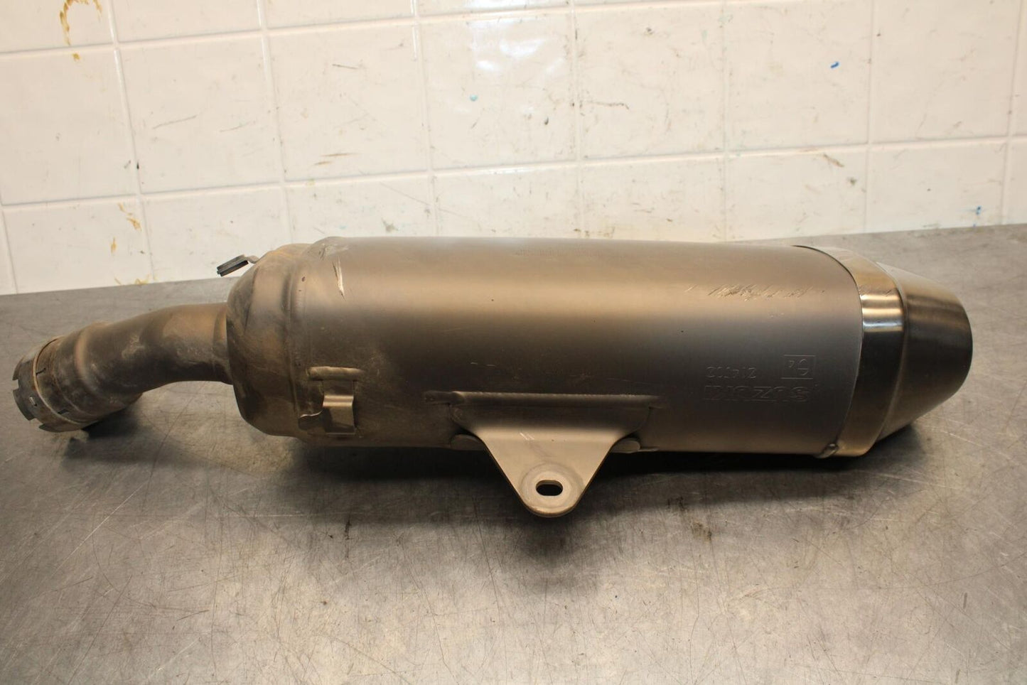 2017 Suzuki GSXR600 EXHAUST PIPE MUFFLER SLIP ON CAN 14310-14J00-H01 BB598