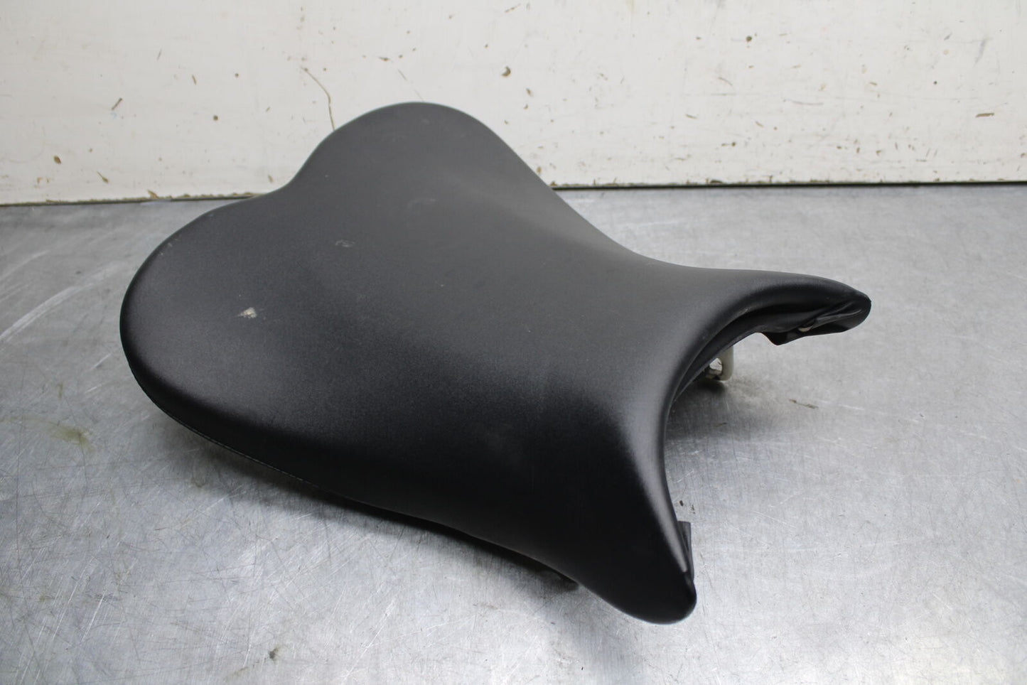 06-07 SUZUKI GSXR750 FRONT DRIVERS SEAT PAD SADDLE PILLION 45100-01H00-6BY BB670
