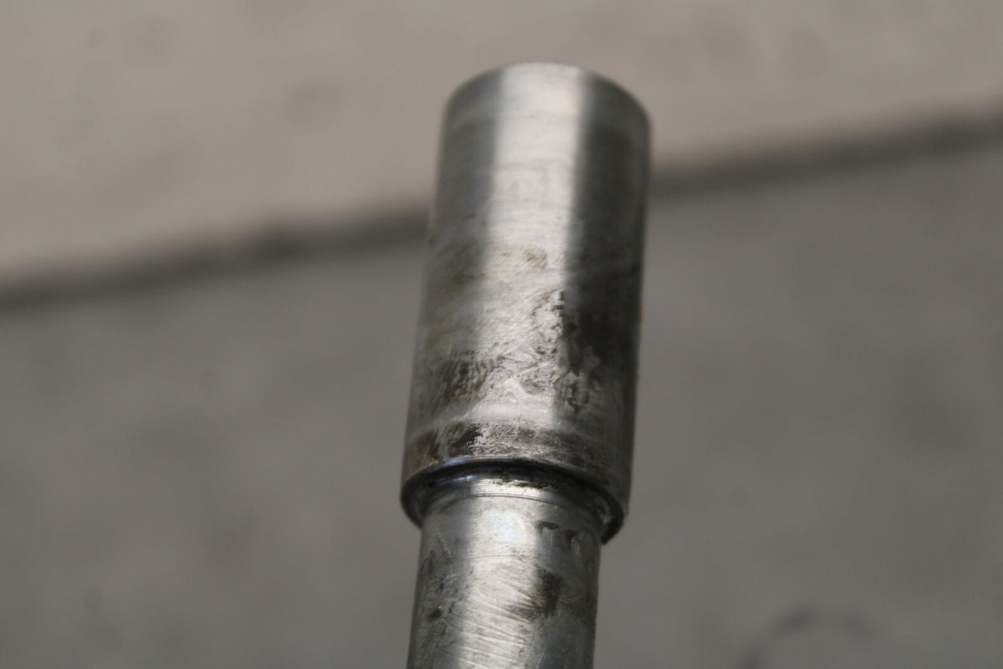 05-06 SUZUKI BOULEVARD M50 FRONT WHEEL RIM AXLE PIVOT BOLT BB671