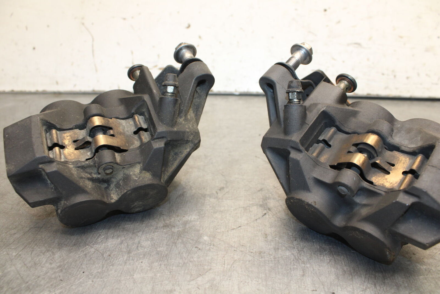 08-09 YAMAHA YZF R6S RIGHT LEFT FRONT BRAKE CALIPER SET PAIR CALIPERS  BB690