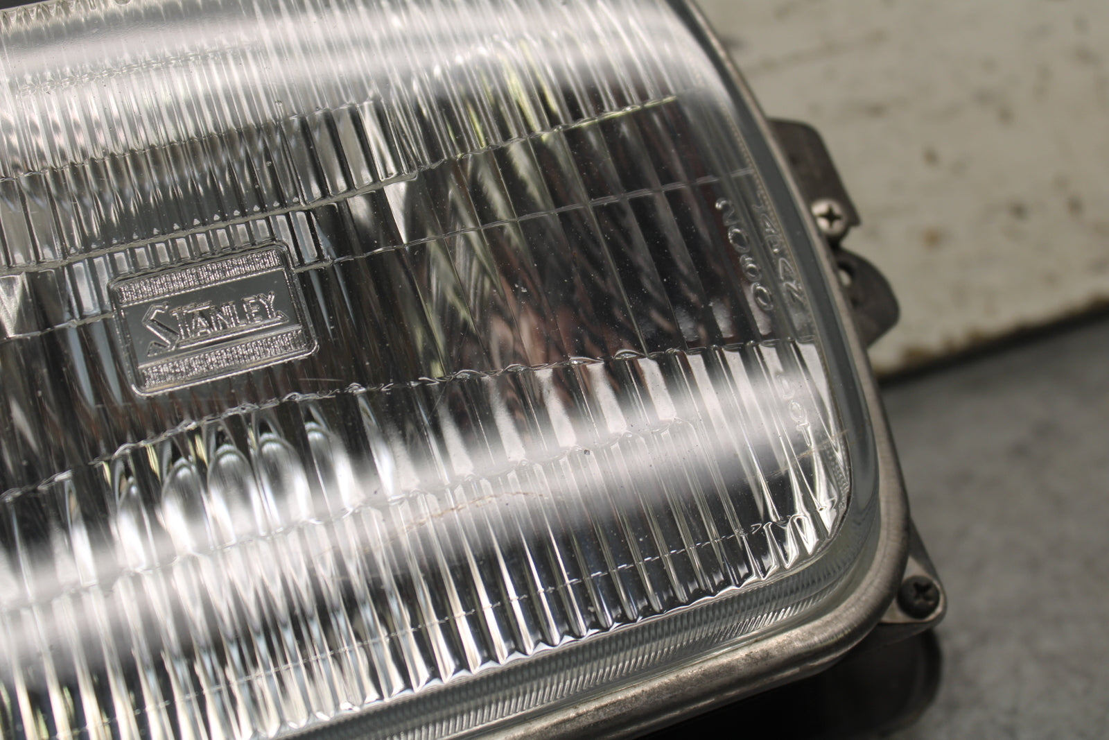 84 HONDA INTERCEPTOR 750 VF750F FRONT HEADLIGHT HEAD LIGHT LAMP BB108