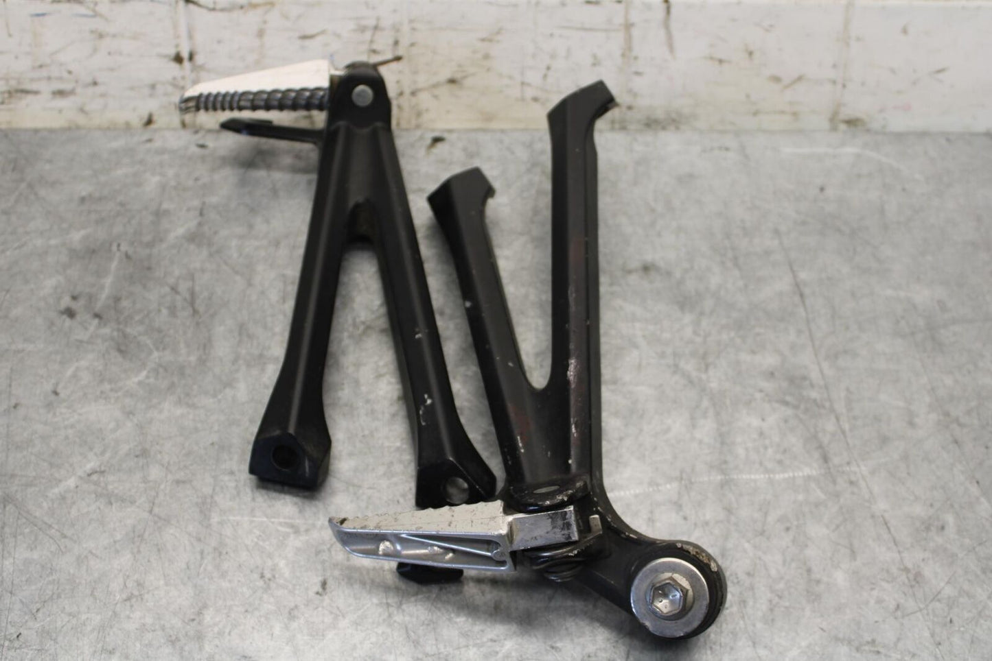 11-23 SUZUKI GSXR 750 REAR BACK PASSENGER PEG SET PAIR BB54