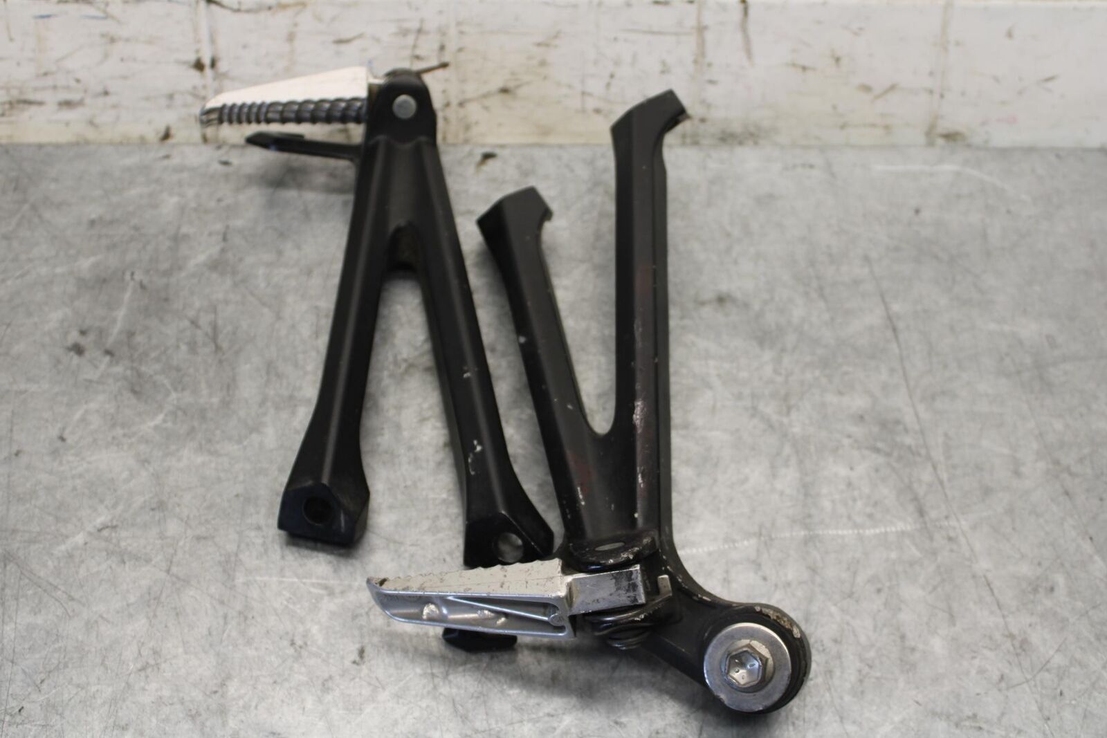 11-23 SUZUKI GSXR 750 REAR BACK PASSENGER PEG SET PAIR BB54