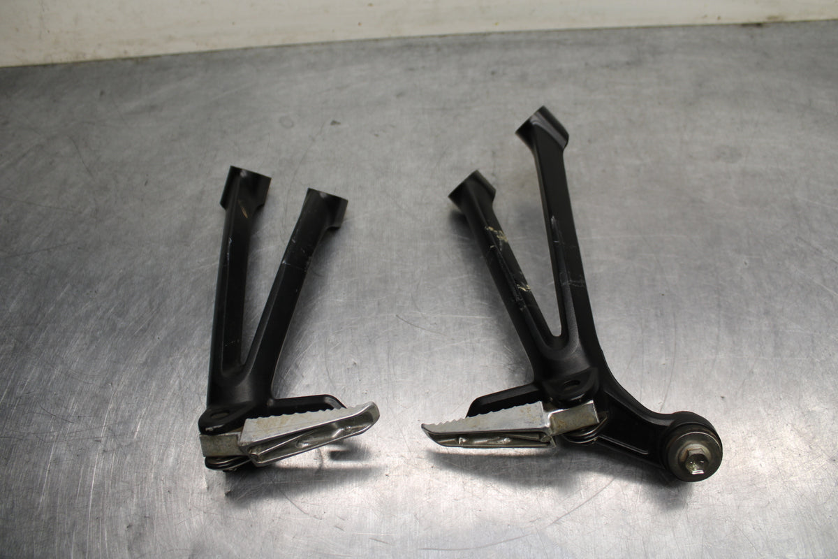 09 SUZUKI GSXR600 REAR BACK PASSENGER PEG SET PAIR BB759