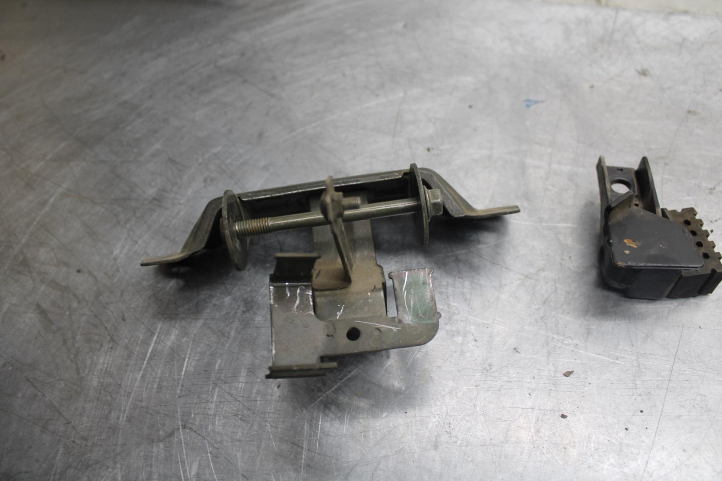 1998 Suzuki TL1000S GAS TANK FUEL CELL PETROL RESERVOIR BRACKET MOUNT BB508