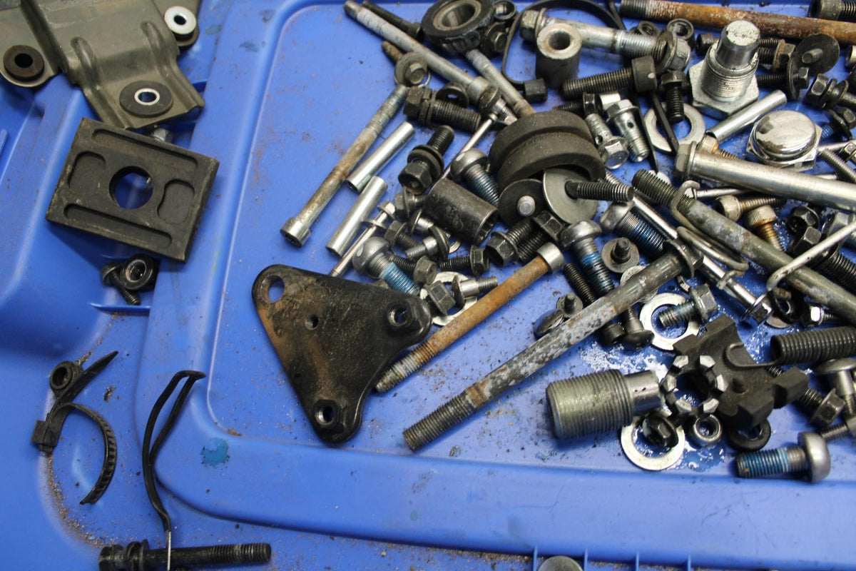 2007 Suzuki Boulevard M50 LEFTOVER MOUNTING BOLTS HARDWARE MOTOR SCREWS BB537