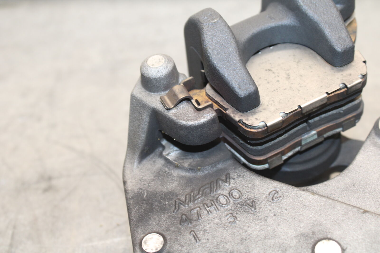 13 SUZUKI GSXR750 REAR BACK BRAKE CALIPER W MOUNT BRACKET BB110