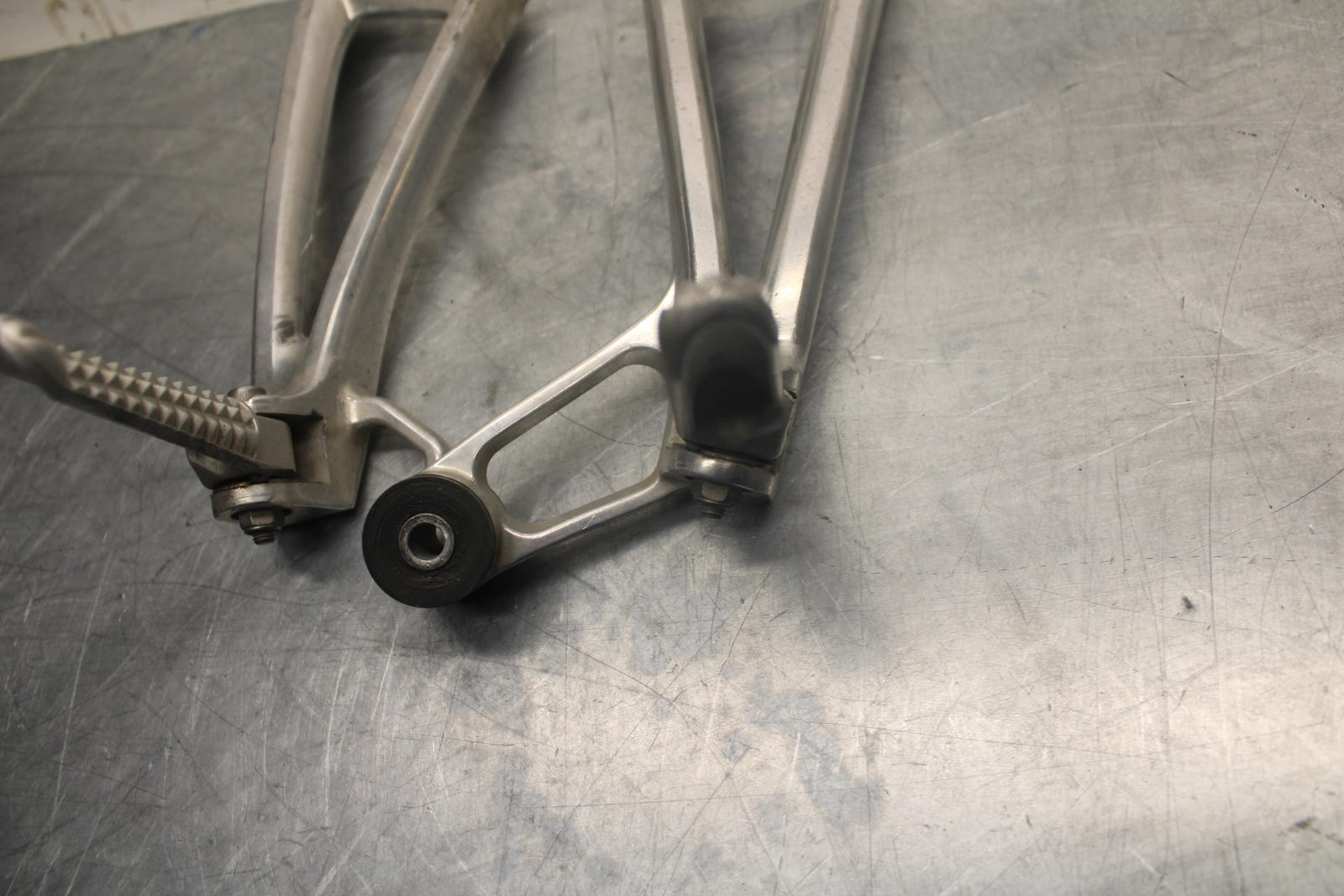 05 YAMAHA YZF R6S REAR BACK PASSENGER PEG SET PAIR BB462