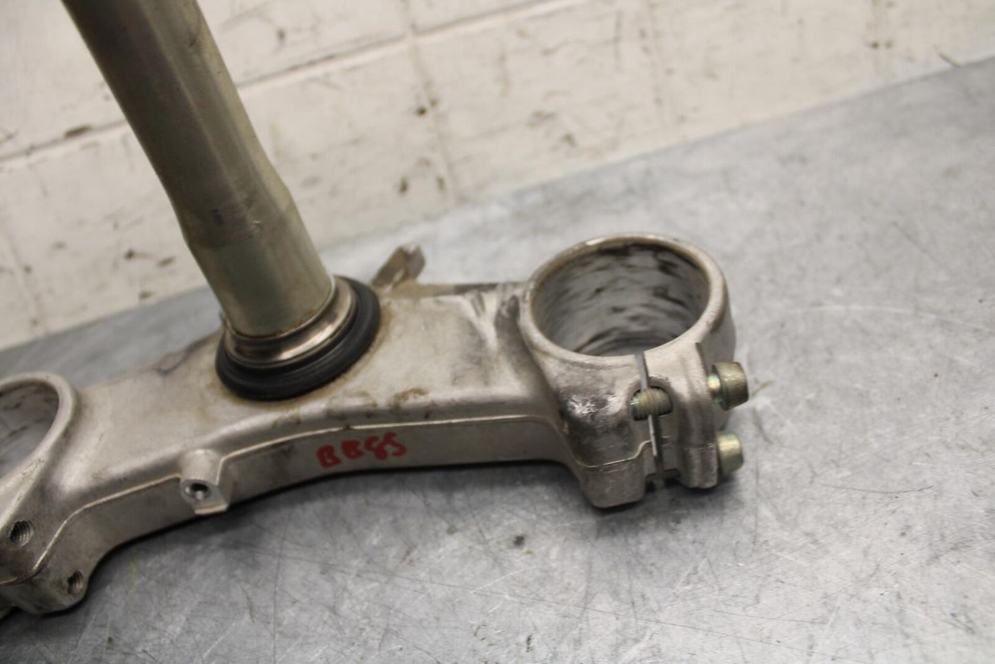 2004 Kawasaki Ninja ZX6RR ZX600M FRONT FORKS CLAMP LOWER TRIPLE TREE STEM