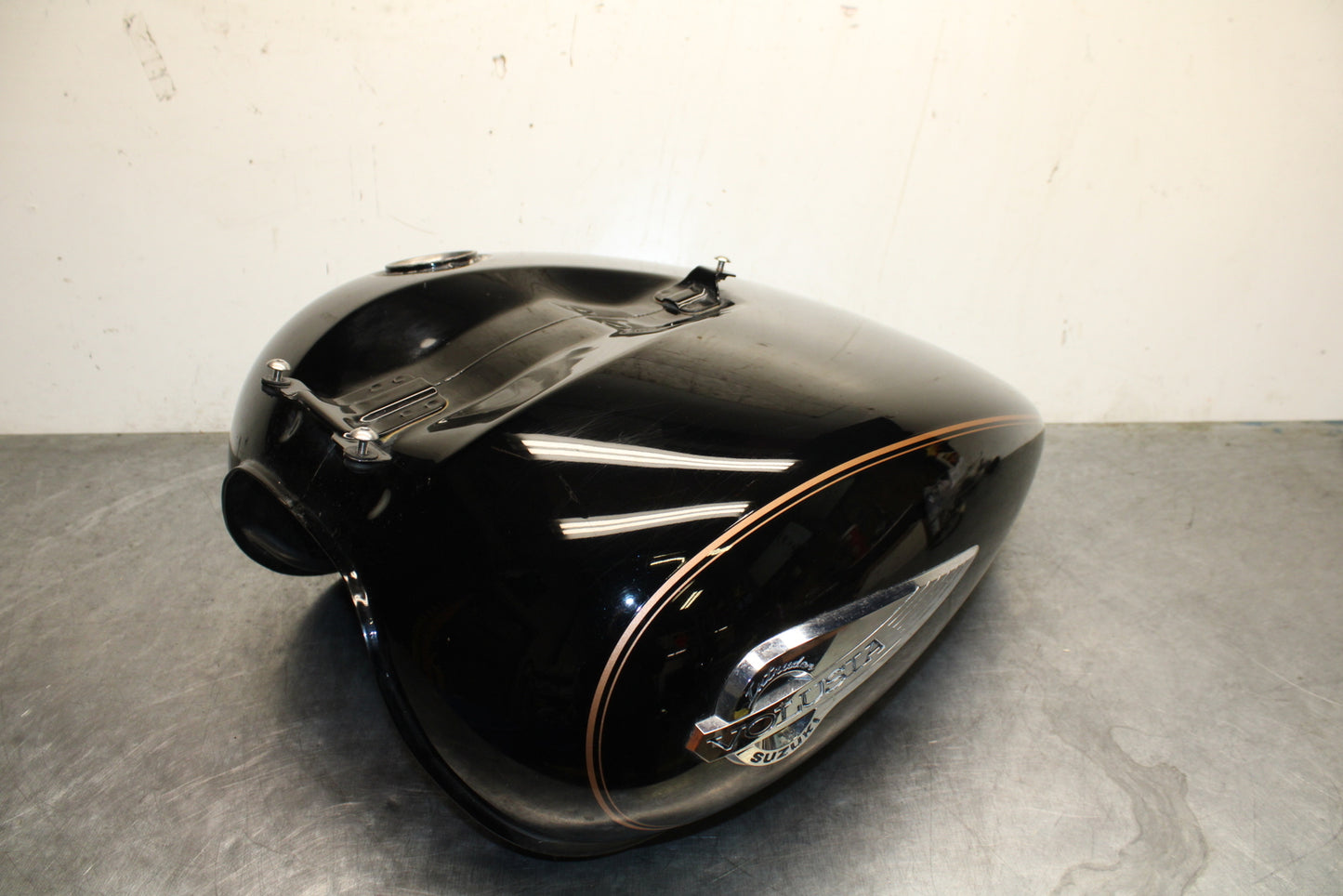 04 SUZUKI INTRUDER 800 GAS TANK FUEL PETROL RESERVOIR BB758