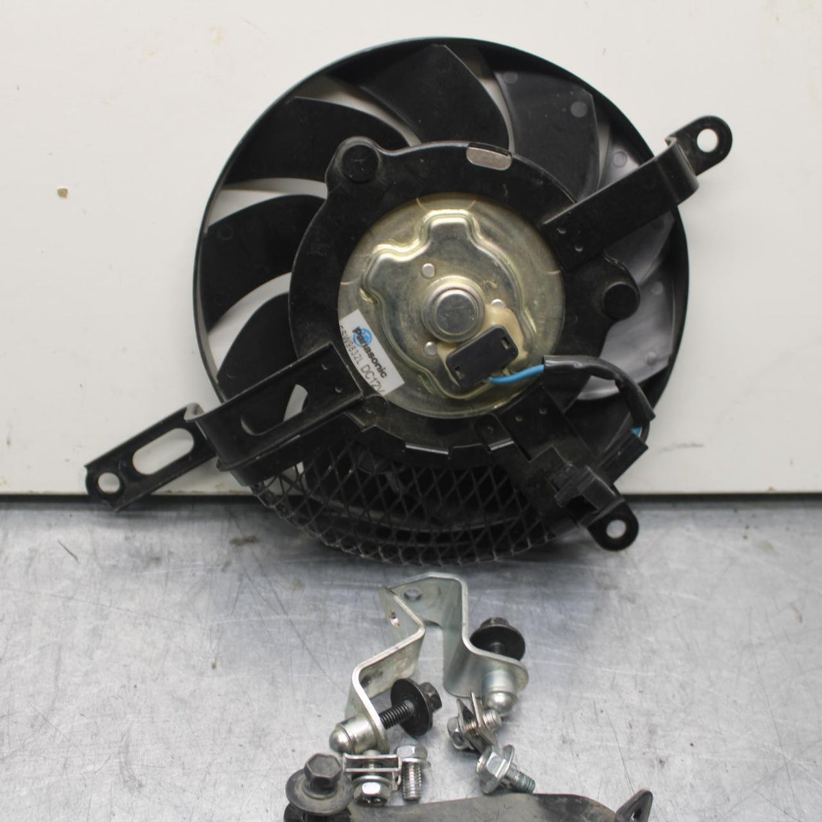 18 SUZUKI GSXR750 ENGINE RADIATOR COOLING FAN 17800-14J01 BB80