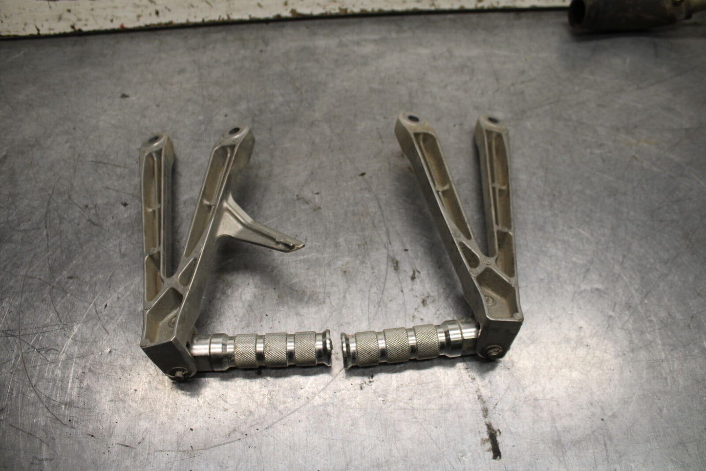 05-06 HONDA CBR600RR REAR BACK PASSENGER PEG SET PAIR BB739