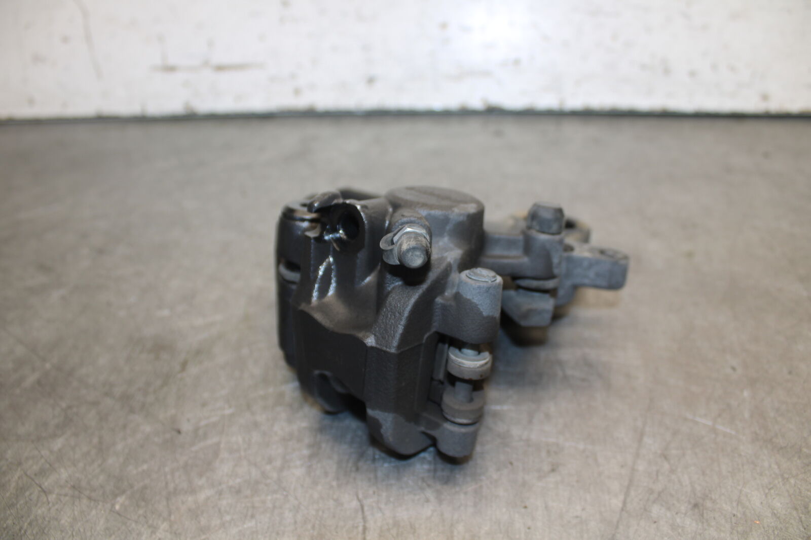19-23 KAWASAKI NINJA ZX6R REAR BACK BRAKE CALIPER W MOUNT BRACKET BB701