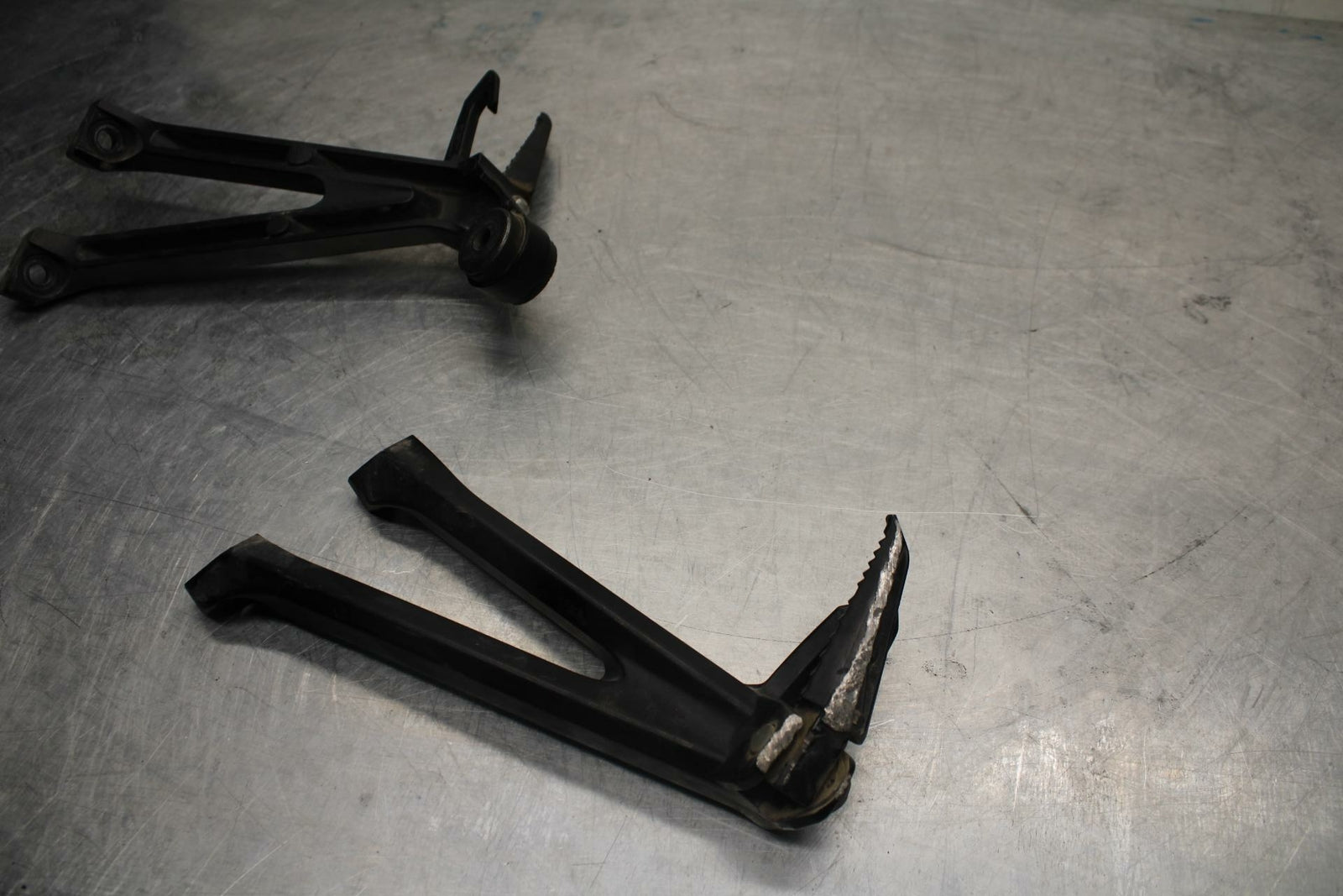 11-22 SUZUKI GSXR600 REAR BACK PASSENGER PEG SET PAIR BB422