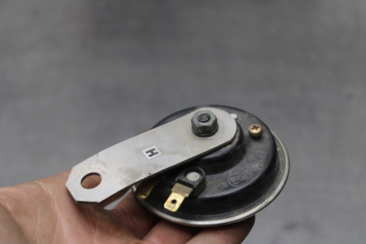 05-06 SUZUKI GSXR1000 HORN SIGNAL BB773