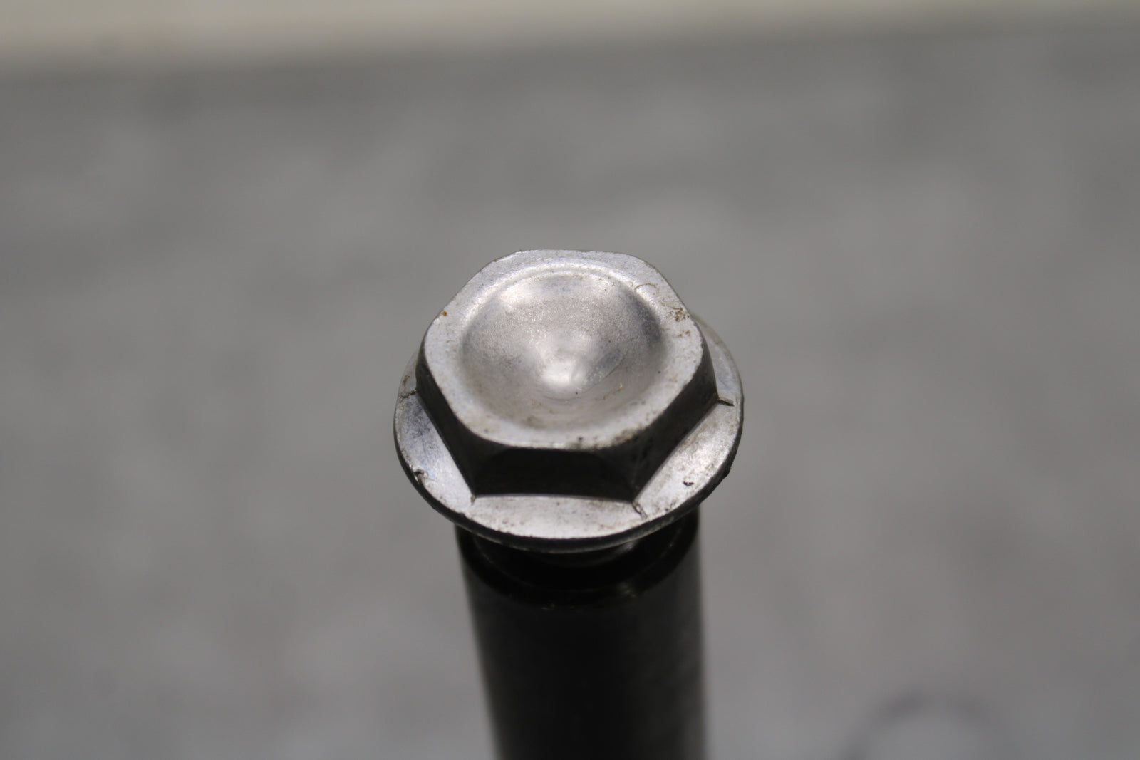 05 YAMAHA YZF R6  FRONT WHEEL RIM AXLE PIVOT BOLT BB132