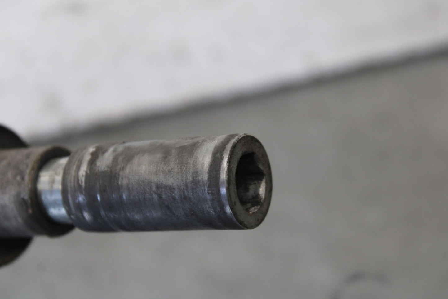 05-09 SUZUKI BOULEVARD C90 FRONT WHEEL RIM AXLE PIVOT BOLT BB692