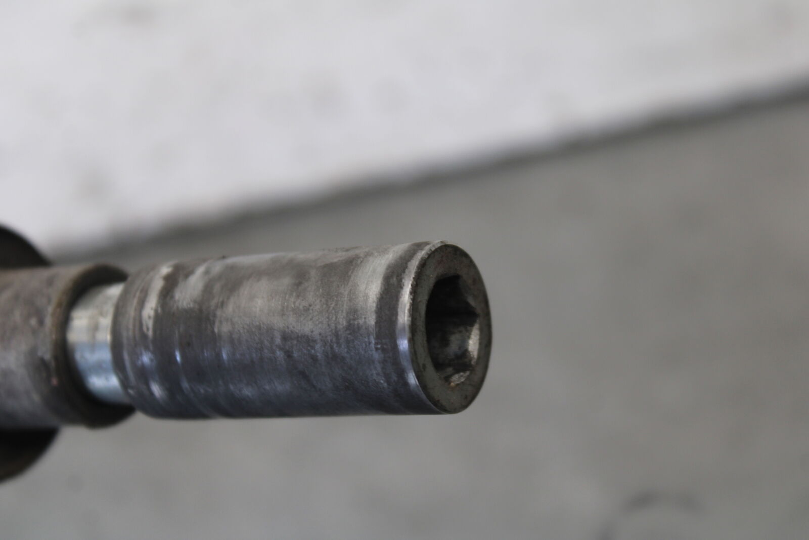 05-09 SUZUKI BOULEVARD C90 FRONT WHEEL RIM AXLE PIVOT BOLT BB692