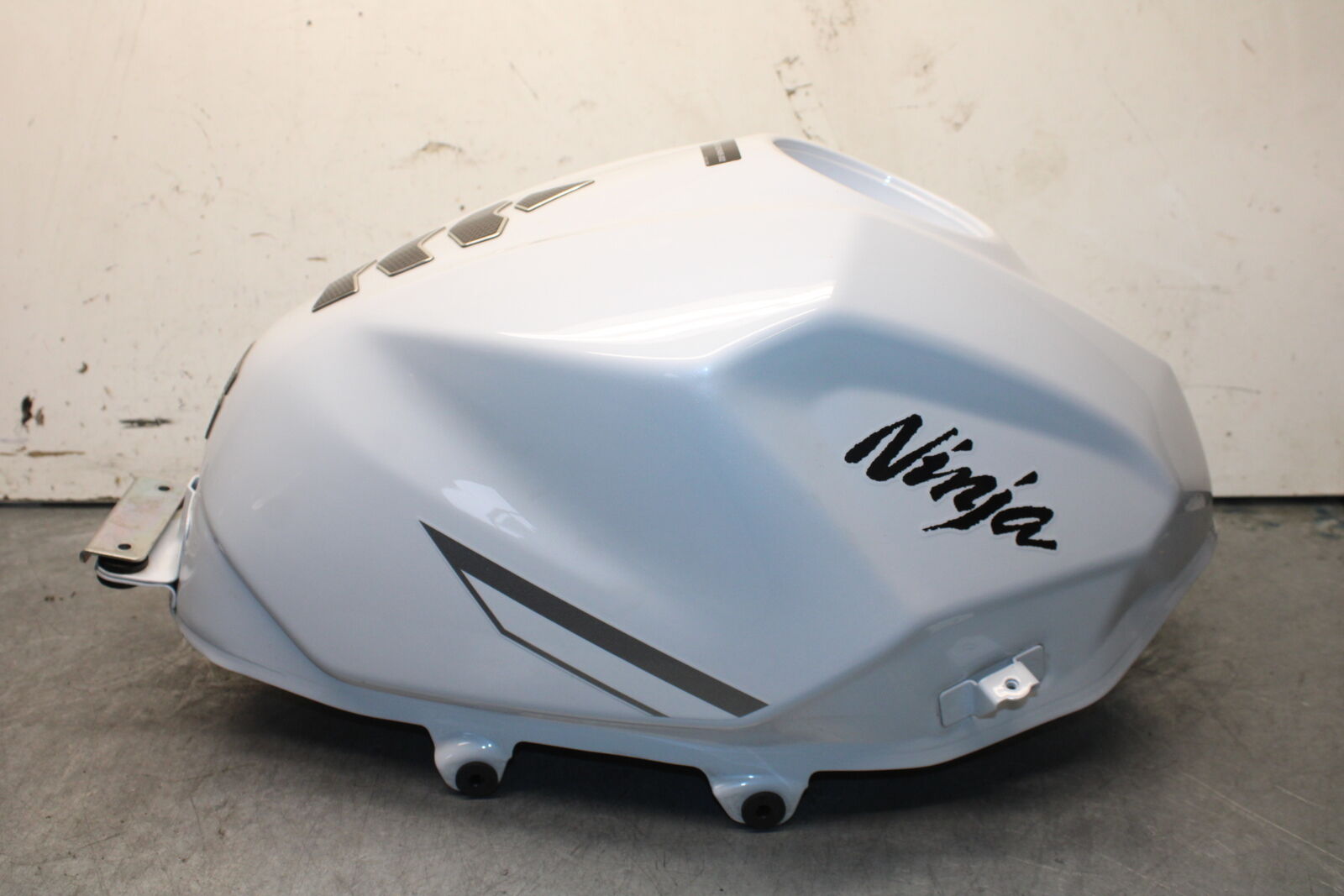 18-23 KAWASAKI NINJA 400 GAS TANK FUEL CELL PETROL RESERVOIR BB660