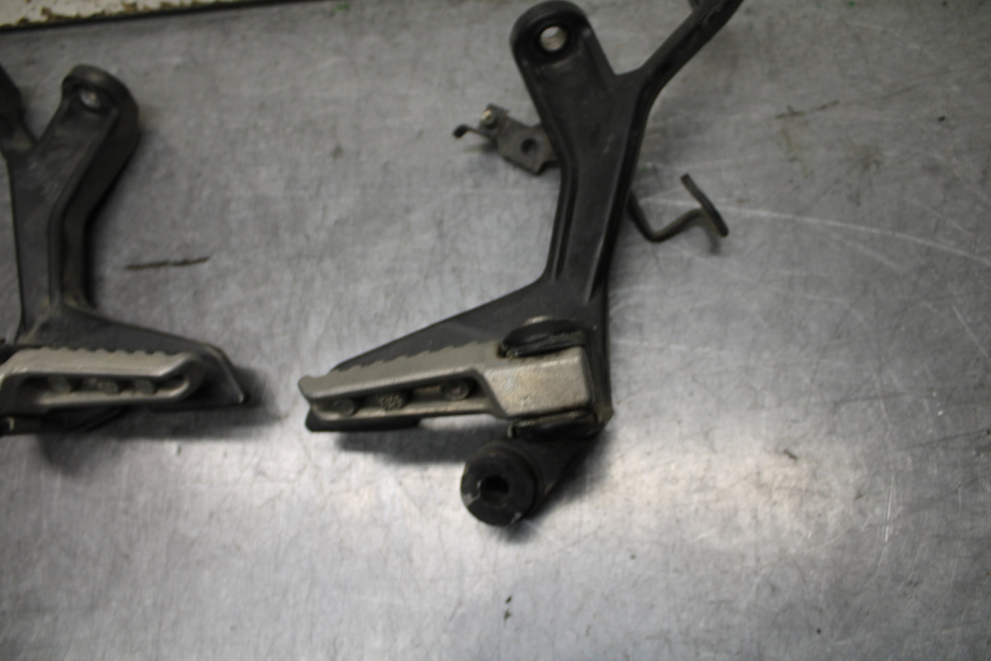 24 KAWASAKI NINJA 500 ABS REAR BACK PASSENGER PEG SET PAIR BB744