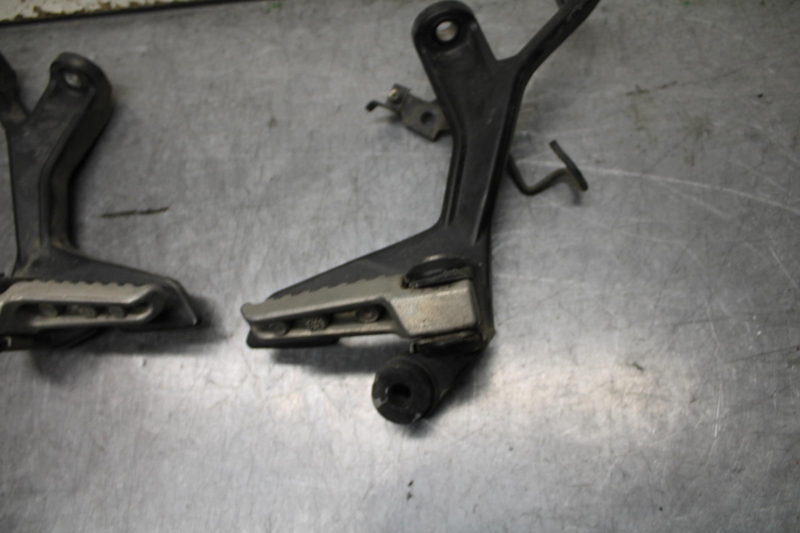 24 KAWASAKI NINJA 500 ABS REAR BACK PASSENGER PEG SET PAIR BB744
