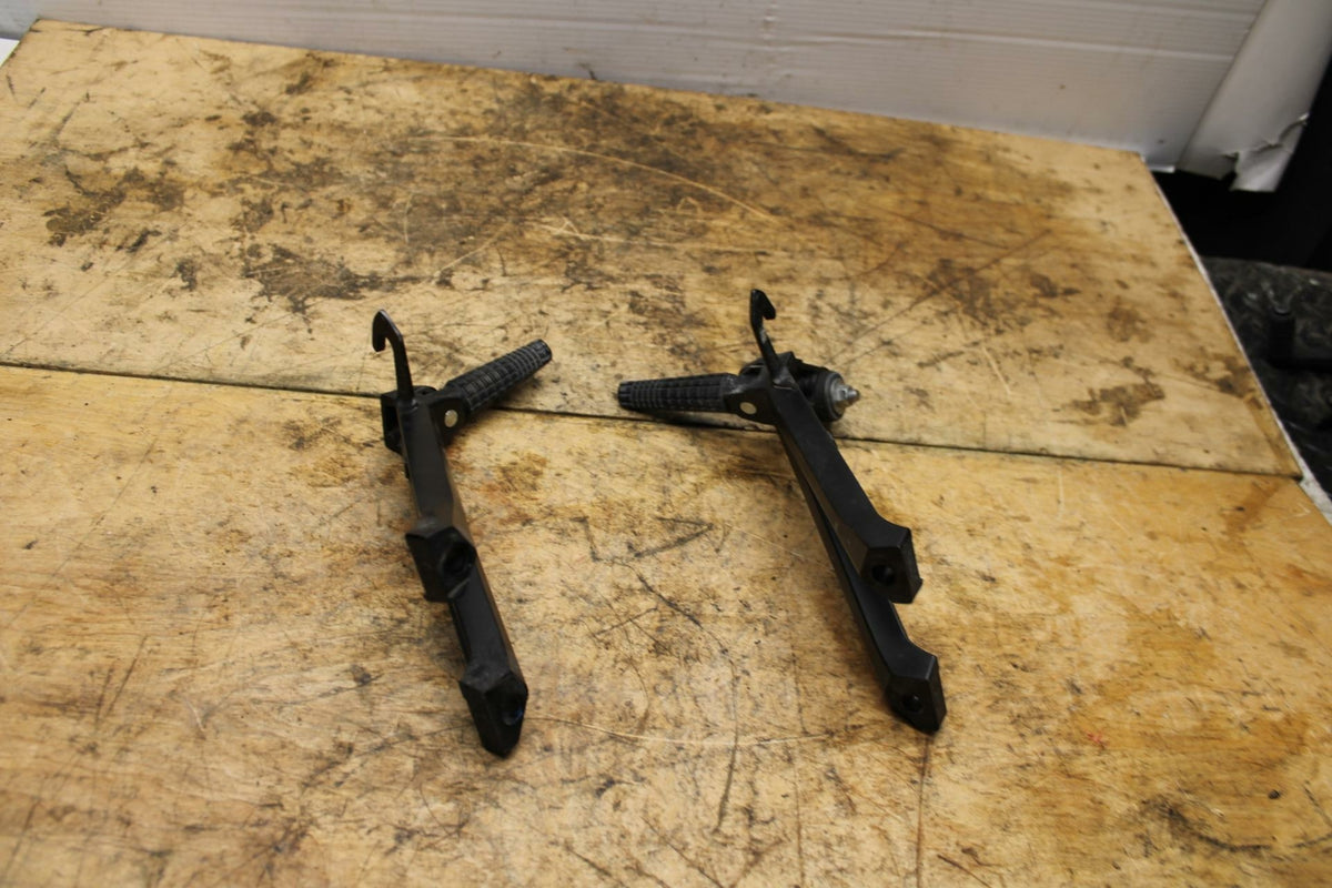 11-21 SUZUKI GSXR600 REAR BACK PASSENGER PEG SET PAIR BB346