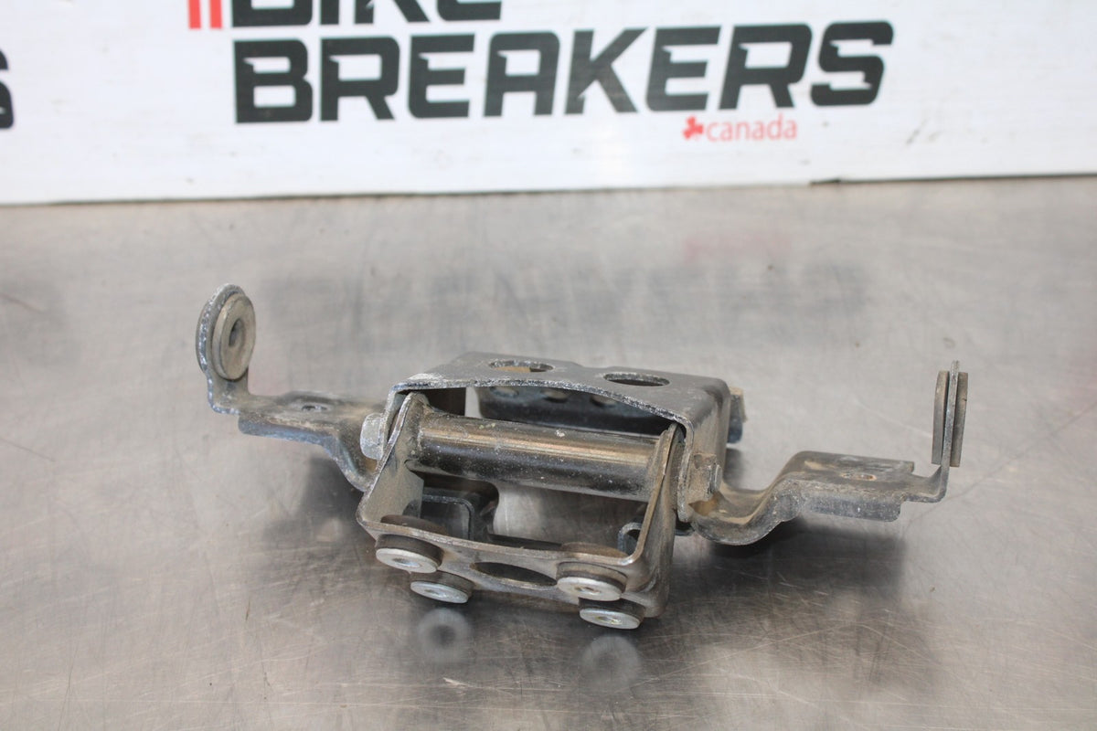 97-00 SUZUKI GSXR600 SRAD GAS TANK FUEL PETROL RESERVOIR BRACKET MOUNT BB921