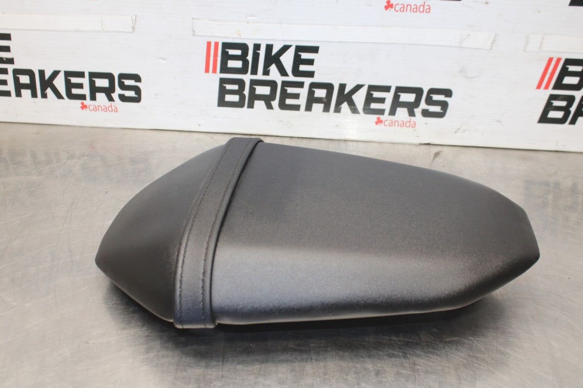 23-24 YAMAHA MT-07 REAR BACK PASSENGER TANDEM SEAT PAD SADDLE PILLION BB927