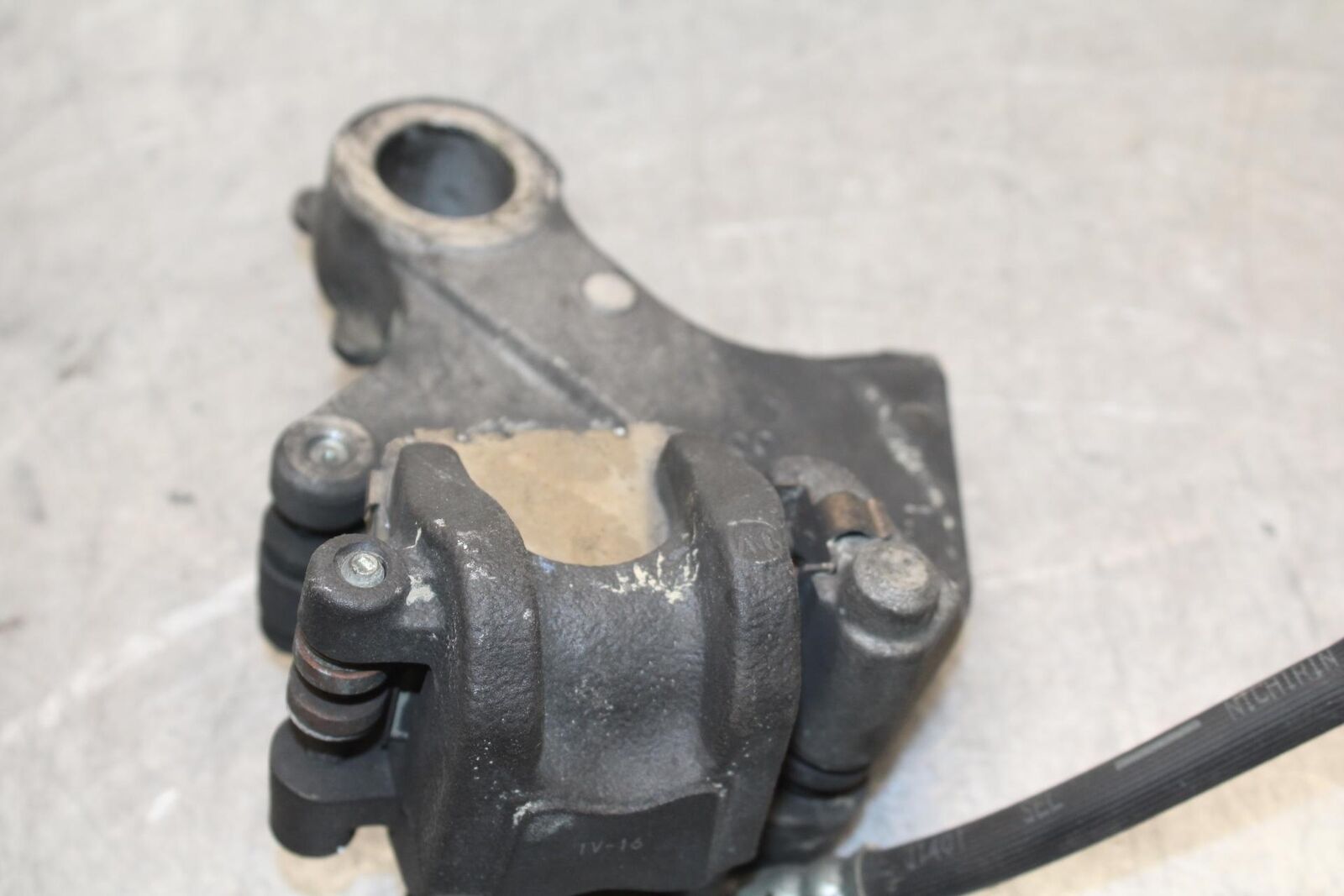 11-23 SUZUKI GSXR 750 REAR BACK BRAKE CALIPER W MOUNT BRACKET BB630